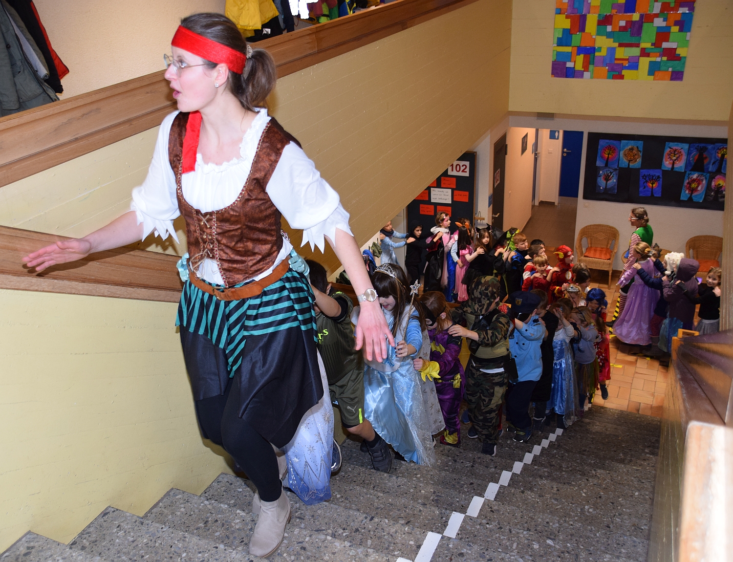 Polonaise durch das Schulhaus - auf der Treppe